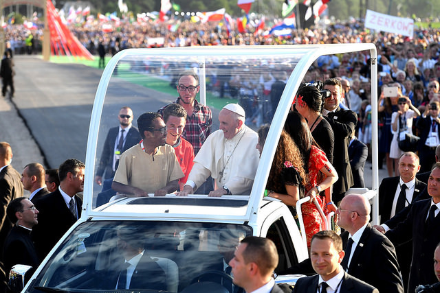 Papst Franziskus und Jugendliche beim Weltjugendtag in Krakau 2016 / Mazur